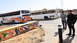 محافظ أسوان يتابع مشروع الهوية البصرية وتوحيد لافتات المحال