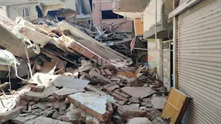  صرخة تحت الأنقاض.. انهيار حائط منزل يُصيب طفلًا في منشأة القناطر