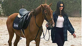 تارا عماد تخطف الأنظار أثناء رياضة ركوب الخيل