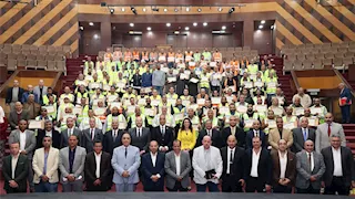 محافظ الجيزة يكرّم عمال النظافة بعد جهودهم في مواجهة موجة الأمطار