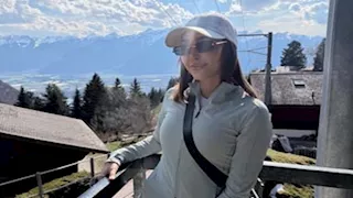 بإطلالة أنيقة.. بسمة بوسيل تستمتع بالطبيعة وسط الجبال في سويسرا