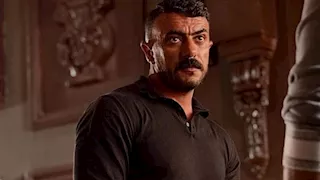 "نقول مبروك ولا إيه؟".. أحمد العوضي يثير الجدل ببدلة عريس