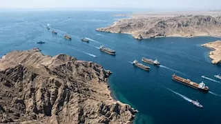  في ظل محادثات إسلام آباد.. ارتفاع نشاط السفن قرب مضيق هرمز