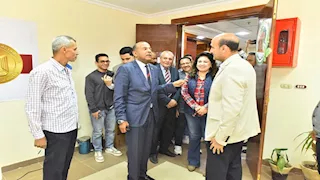 بالصورـ محافظ أسيوط يتفقد مركز الخدمات المتكاملة بالغرفة التجارية لمتابعة العمل