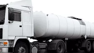 سولار السوق السوداء بأسوان.. ضبط سيارة نقل محملة بـ 2 طن وقود مهرب