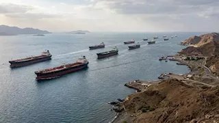 مصدر إيراني: طهران تضع حدًا أقصى لمرور السفن عبر هرمز بـ "15 سفينة" يوميًا