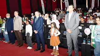 بالصور- محافظ أسوان يرسم البسمة على وجوه 200 طفل في يوم اليتيم