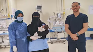  بعد 45 يوماً.. مستشفى العدوة ينقذ طفلاً وُلد قبل أوانه وعانى من فشل تنفسي حاد  