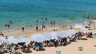 الرواد نزلوا البحر.. الموجة الحارة تعيد الحياة لشواطئ عروس المتوسط -صور