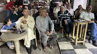 ترشيدًا للكهرباء.. مقهى بكفر الشيخ يفصل إنارة الواجهة أثناء مباراة القمة (صور)