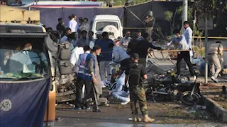 مصرع 14 شرطيًا في باكستان إثر "هجوم مزدوج" بسيارة مفخخة وكمين مسلح