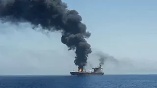 مقذوف مجهول يستهدف ناقلة بضائع قبالة سواحل قطر