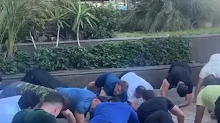 تمارين ضغط في الشارع.. ماكرون يشارك شباب الإسكندرية ممارسة الرياضة- فيديو وصور 