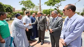 محافظ المنيا يلتقي حجاج الجمعيات الأهلية ويوزع عليهم هدايا السفر (صور)