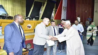 "دعواتكم لمصر".. محافظ الأقصر يودع الحجاج ويسلمهم ملابس الإحرام