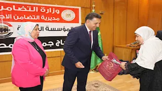 "يا رايحين للنبي الغالي".. محافظ القليوبية يودع الحجاج ويسلمهم ملابس الإحرام- فيديو وصور