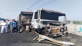 "النار أكلت العربيات".. الصور الأولى لتفحم سيارتين ووفاة 3 أشخاص في الدقهلية