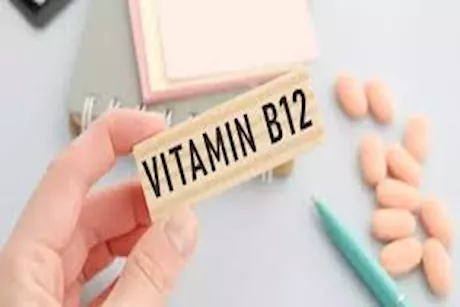 هل الرجال أكثر عرضة لـ نقص فيتامين B12 مقارنة بالنساء؟.. طبيب يجيب