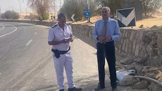 بالصور- إصابة 3 طلاب بجامعة أسوان في حادث ورئيس الجامعة يزورهم بالمستشفى