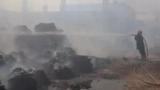  محافظ سوهاج ومدير الأمن يتابعان جهود السيطرة على حريق مصنع أقطان بطهطا -صور 