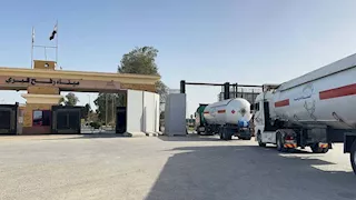 الهلال الأحمر يطلق قافلة "زاد العزة 195" محملة بالمساعدات إلى غزة (صور)