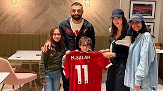 كيف استقبل محمد صلاح أبناء تامر حسني؟ - فيديو