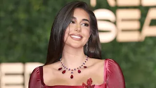 بحر وباقة ورود.. ياسمين صبري تستعرض جمالها في كان