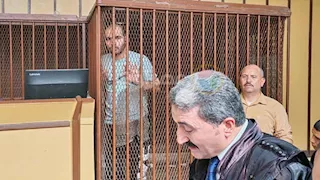ملامح جامدة وقلب لم يهتز..  شاهد كيف ظهر قاتل نجل حارس الجوهرة ببورسعيد داخل قفص المحكمة 