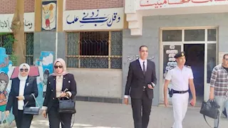 النيابة الإدارية تعاين موقع "الاعتداء" على تلميذة سوهاج وتستمع لأقوال زميلاتها -صور