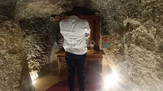 هنا اختبأت العائلة المقدسة.. أسرار مغارة المسيح في جبل الطير بالمنيا -صور