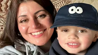 ظهرت أثناء مشاهدة التلفاز.. علامة غريبة في عين طفل تكشف إصابته بسرطان نادر