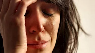 كيف يؤثر البكاء لفترات طويلة على القلب والدماغ؟