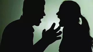 سيدة بالمنيا تستعين بـ 4 شباب لضرب زوجها.. والدة الضحية تكشف الأسباب وموقف المعتدين