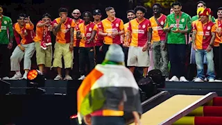 على خطى لامين يامال.. لاعب جلطة سراي يحتفل بعلم فلسطين