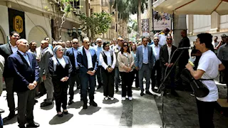 وسط تفاعل المواطنين.. مدبولي يستمع لمطرب شاب خلال جولته بوسط البلد