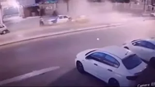 "صندوق القمامة طار".. نجاة شخصين من حادث سير مروع في بورسعيد - فيديو