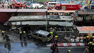 تايلاند.. 8 قتلى و25 مصابا في حادث تصادم بين قطار وحافلة- صور