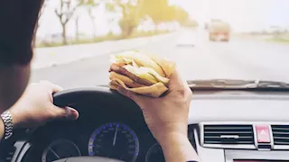 هل شرب القهوة أو تناول الطعام أثناء القيادة مخالفة مرورية؟
