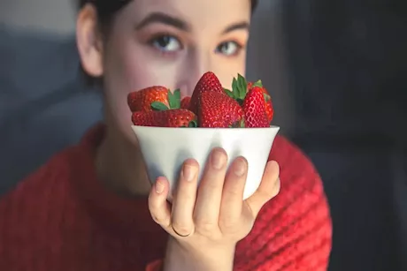 هل الفراولة آمنة لمرضى السكري؟.. طبيبة توضح تفاصيل مهمة