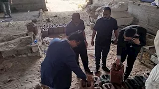 ضبط مصنع غير مرخص لتصنيع التنر من السولار المدعم بالسادات (صور)
