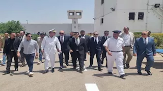 مكتبة ومركز طبي وطرابيزة بينج.. النيابة العامة تجري تفتيشا على مركز إصلاح "القطا" | صور