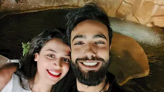 مات داخل  سيارته.. مصدر طبي يكشف سبب تأخر دفن الفنان محمد حسين الجندي