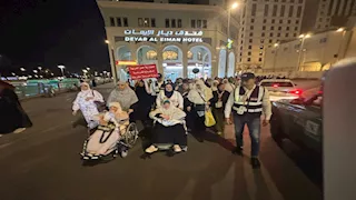 دموع الفرحة تزين استقبال حجاج القرعة بمكة.. وصول 22 ألفًا و700 مصري للأراضي المقدسة (صور)