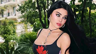 "طرحة سوداء وفستان مكشوف".. هيفاء وهبي تتألق في مهرجان "كان"