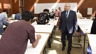 نائب رئيس جامعة عين شمس يتفقد امتحانات الفصل الثاني ويطمئن على راحة الطلاب