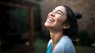  ماذا يفعل الضحك بجسمك؟ فوائد غير متوقعة قد تغيّر نظرتك للحياة