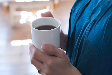 هل تشعر بـ انتفاخ البطن بعد شرب القهوة؟ إليك كيفية تجنب ذلك