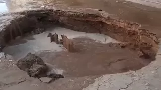 كسر مفاجئ في ماسورة صرف صحي سوهاج يتسبب في شلل مروري جزئي
