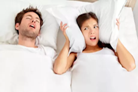هل يخفف زيت الزيتون من الشخير أثناء النوم؟ طبيب يكشف الحقيقة
