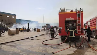 الأدخنة تتصاعد للسماء.. إصابة 3 أشخاص باختناق في حريق مصنع ببني سويف (صور)